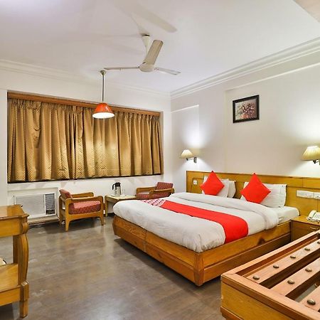 Hotel Pinnacle Ahmedabad Buitenkant foto