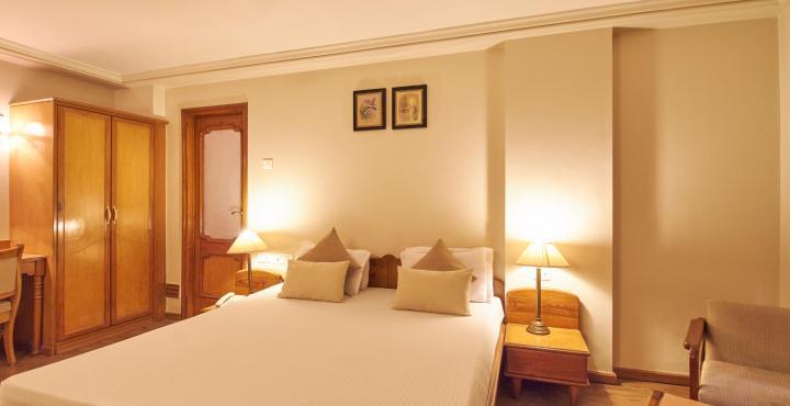 Hotel Pinnacle Ahmedabad Buitenkant foto