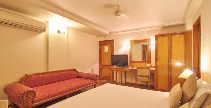 Hotel Pinnacle Ahmedabad Buitenkant foto