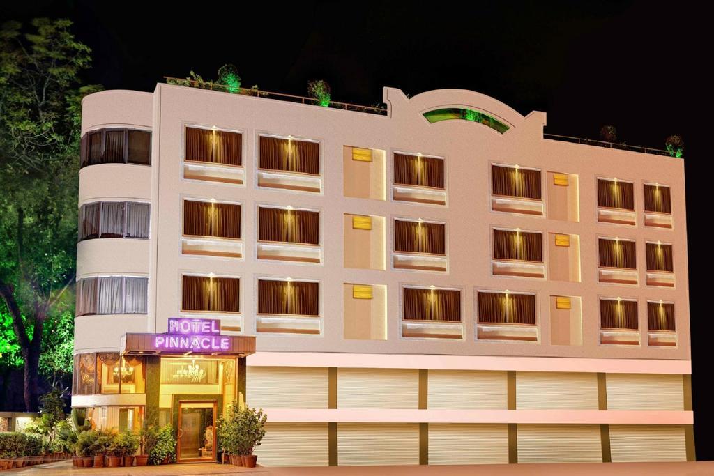 Hotel Pinnacle Ahmedabad Buitenkant foto