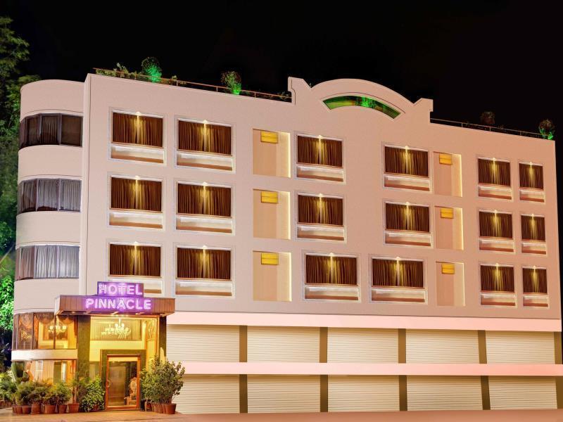 Hotel Pinnacle Ahmedabad Buitenkant foto