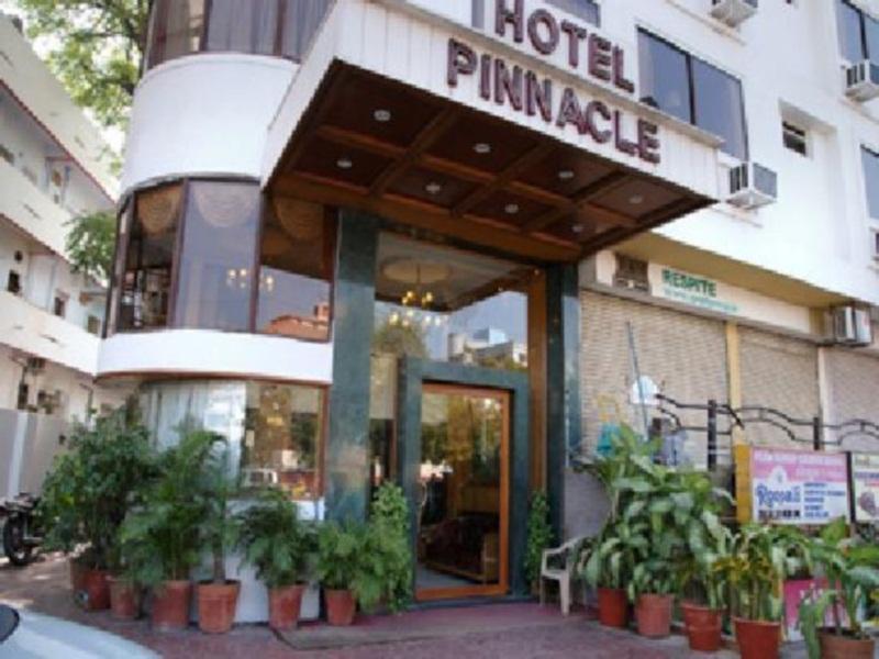 Hotel Pinnacle Ahmedabad Buitenkant foto