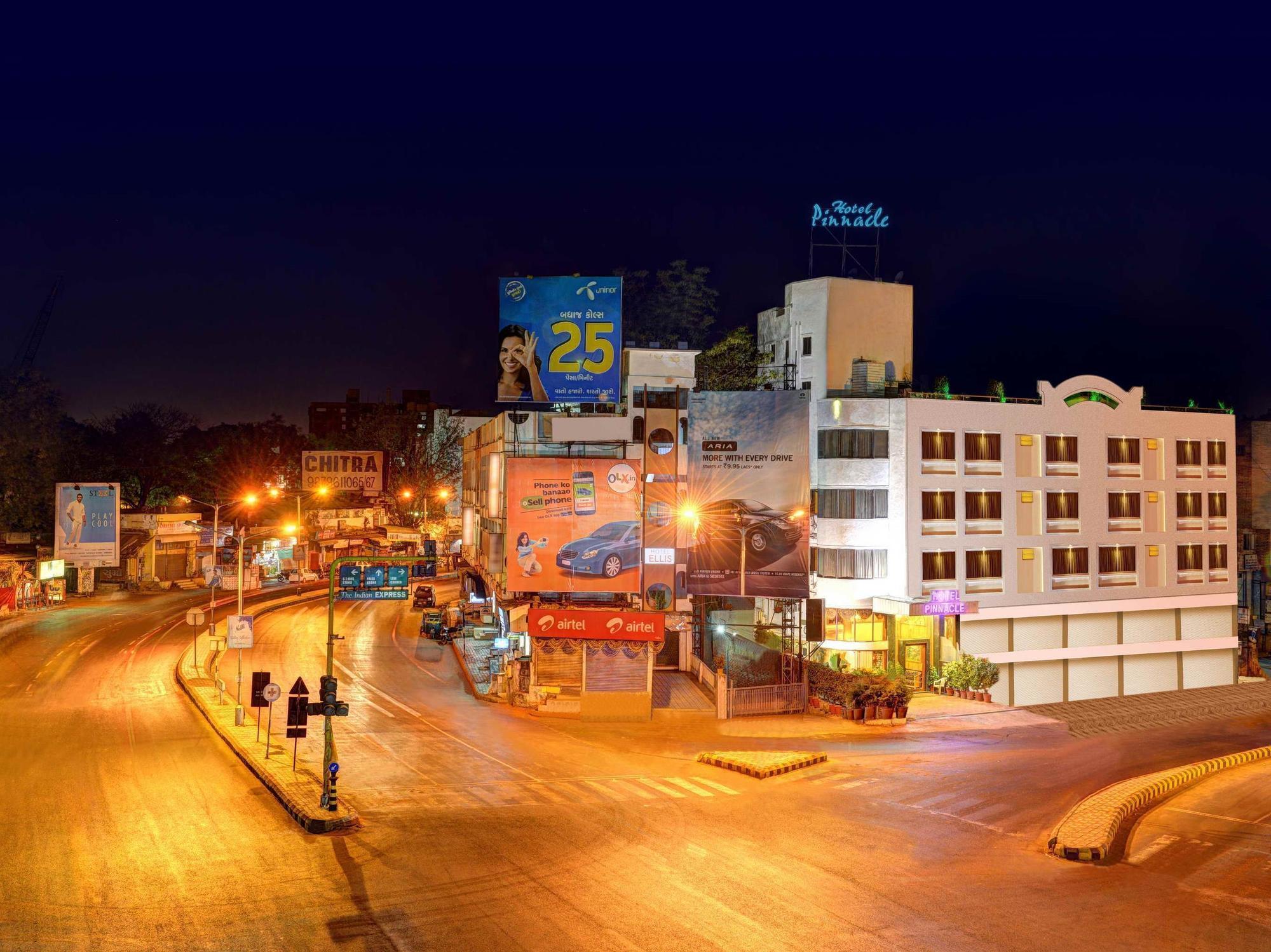 Hotel Pinnacle Ahmedabad Buitenkant foto
