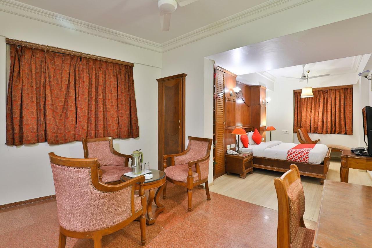 Hotel Pinnacle Ahmedabad Buitenkant foto