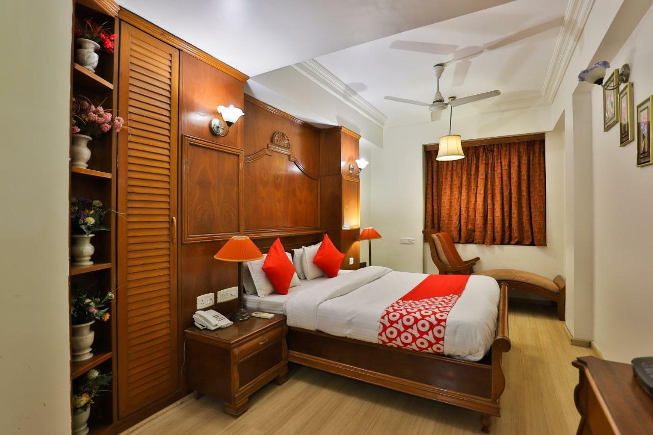 Hotel Pinnacle Ahmedabad Buitenkant foto