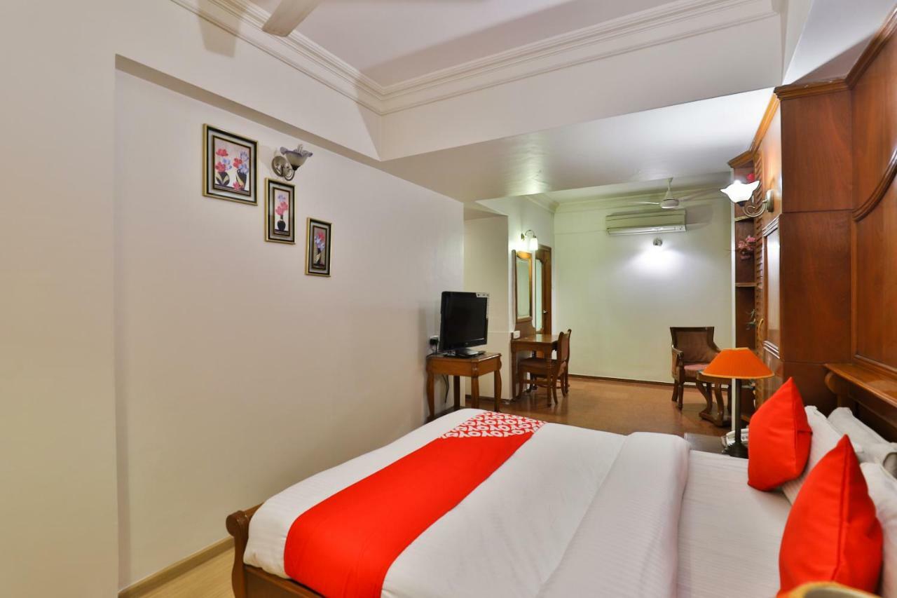 Hotel Pinnacle Ahmedabad Buitenkant foto