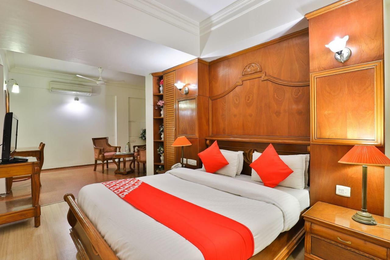 Hotel Pinnacle Ahmedabad Buitenkant foto