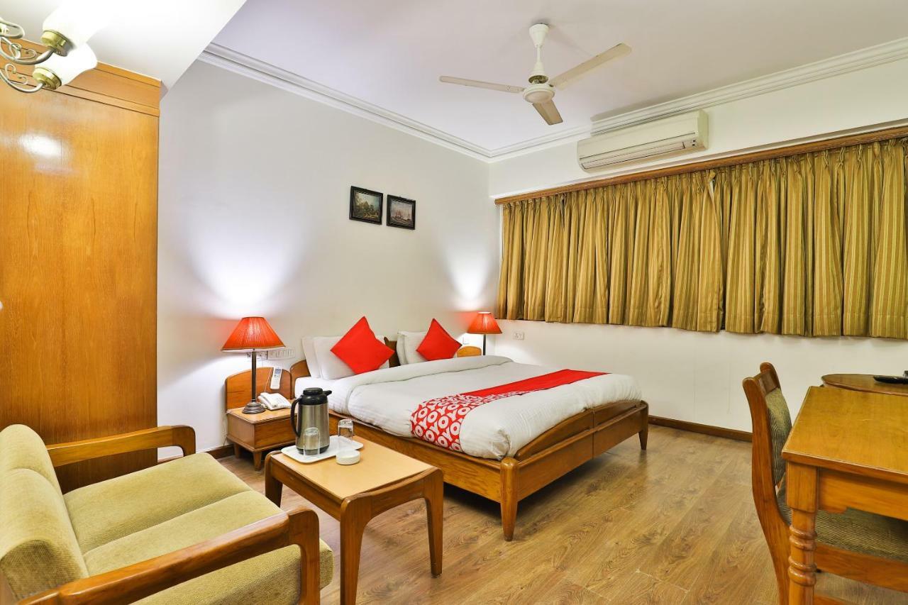 Hotel Pinnacle Ahmedabad Buitenkant foto